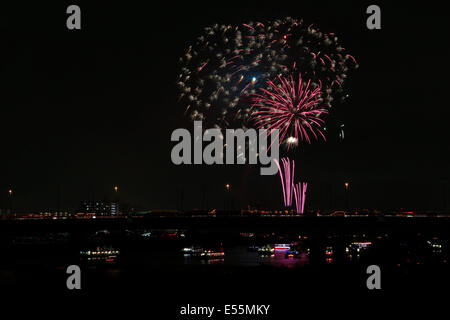 Tokyo, Japon. 19 juillet, 2014. Le festival annuel de feux d'artifice Adachi affiche environ 12 mille fusées bouteille le long de la rivière Arakawa le 19 juillet 2014. La saison d'artifice à Tokyo est ouverte par ce festival. © Rodrigo Reyes Marin/AFLO/Alamy Live News Banque D'Images