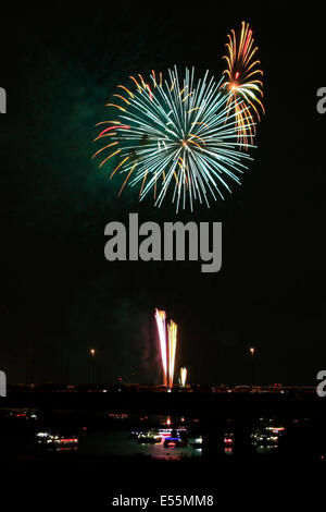 Tokyo, Japon. 19 juillet, 2014. Le festival annuel de feux d'artifice Adachi affiche environ 12 mille fusées bouteille le long de la rivière Arakawa le 19 juillet 2014. La saison d'artifice à Tokyo est ouverte par ce festival. © Rodrigo Reyes Marin/AFLO/Alamy Live News Banque D'Images