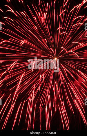 Tokyo, Japon. 19 juillet, 2014. Le festival annuel de feux d'artifice Adachi affiche environ 12 mille fusées bouteille le long de la rivière Arakawa le 19 juillet 2014. La saison d'artifice à Tokyo est ouverte par ce festival. © Rodrigo Reyes Marin/AFLO/Alamy Live News Banque D'Images