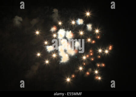 Tokyo, Japon. 19 juillet, 2014. Le festival annuel de feux d'artifice Adachi affiche environ 12 mille fusées bouteille le long de la rivière Arakawa le 19 juillet 2014. La saison d'artifice à Tokyo est ouverte par ce festival. © Rodrigo Reyes Marin/AFLO/Alamy Live News Banque D'Images