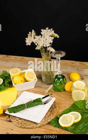 Table rustique avec un réglage avec des fruits d'été. Banque D'Images