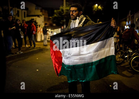 Bogota, Colombie. 21 juillet, 2014. Une manifestation est organisée pour protester contre les forces israéliennes d'offensives contre les Palestiniens dans la bande de Gaza, à Bogota, Colombie, le 21 juillet 2014. Crédit : John Paz/Xinhua/Alamy Live News Banque D'Images