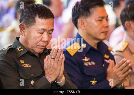 Bangkok, Thaïlande. 22 juillet, 2014.Thai l'armée et la Force aérienne officiers représentant la junte au pouvoir prier pendant un service religieux au Sanam Luang. Des centaines de militaires thaïlandais officiers et fonctionnaires ont assisté à un service de chants bouddhistes et le mérite de faire de la cérémonie pour marquer le 2ème mois anniversaire du 22 mai coup d'État qui a déposé le gouvernement civil élu et s'est terminé près de six mois, parfois violents, des manifestations anti-gouvernementales. Credit : ZUMA Press, Inc./Alamy Live News Banque D'Images