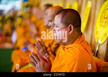 Bangkok, Thaïlande. 22 juillet 2014.Les moines bouddhistes mènent un chant service à Sanam Luang. Des centaines de militaires thaïlandais officiers et fonctionnaires ont assisté à un service de chants bouddhistes et le mérite de faire de la cérémonie pour marquer le 2ème mois anniversaire du 22 mai coup d'État qui a déposé le gouvernement civil élu et s'est terminé près de six mois, parfois violents, des manifestations anti-gouvernementales. Credit : ZUMA Press, Inc./Alamy Live News Banque D'Images