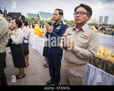 Bangkok, Thaïlande. 22 juillet, 2014.Thai fonctionnaires militaires et fonctionnaires prier au cours d'une cérémonie qui mérite à Sanam Luang. Des centaines de militaires thaïlandais officiers et fonctionnaires ont assisté à un service de chants bouddhistes et le mérite de faire de la cérémonie pour marquer le 2ème mois anniversaire du 22 mai coup d'État qui a déposé le gouvernement civil élu et s'est terminé près de six mois, parfois violents, des manifestations anti-gouvernementales. Credit : ZUMA Press, Inc./Alamy Live News Banque D'Images