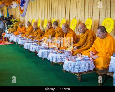 Bangkok, Thaïlande. 22 juillet 2014.Les moines bouddhistes déjeuner avant un service de chants mardi. Des centaines de militaires thaïlandais officiers et fonctionnaires ont assisté à un service de chants bouddhistes et le mérite de faire de la cérémonie pour marquer le 2ème mois anniversaire du 22 mai coup d'État qui a déposé le gouvernement civil élu et s'est terminé près de six mois, parfois violents, des manifestations anti-gouvernementales. Credit : ZUMA Press, Inc./Alamy Live News Banque D'Images