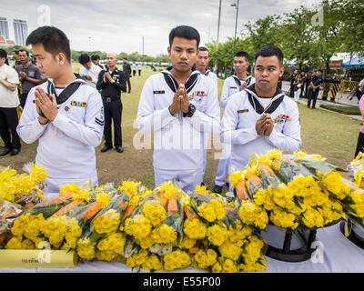 Bangkok, Thaïlande. 22 juillet, 2014. Des marins de la Marine royale thaïlandaise prier au cours d'une cérémonie qui mérite à Sanam Luang. Des centaines de militaires thaïlandais officiers et fonctionnaires ont assisté à un service de chants bouddhistes et le mérite de faire de la cérémonie pour marquer le 2ème mois anniversaire du 22 mai coup d'État qui a déposé le gouvernement civil élu et s'est terminé près de six mois, parfois violents, des manifestations anti-gouvernementales. Credit : ZUMA Press, Inc./Alamy Live News Banque D'Images