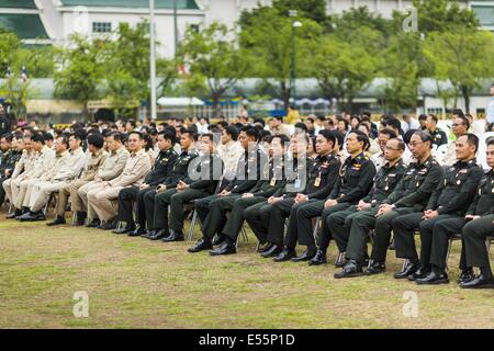 Bangkok, Thaïlande. 22 juillet, 2014.Les officiers militaires thaïlandais sur la place à Sanam Luang durant un service religieux mardi. Des centaines de militaires thaïlandais officiers et fonctionnaires ont assisté à un service de chants bouddhistes et le mérite de faire de la cérémonie pour marquer le 2ème mois anniversaire du 22 mai coup d'État qui a déposé le gouvernement civil élu et s'est terminé près de six mois, parfois violents, des manifestations anti-gouvernementales. Credit : ZUMA Press, Inc./Alamy Live News Banque D'Images