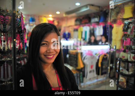 Vendeur en magasin de vêtements E Mall Cebu City aux Philippines Banque D'Images