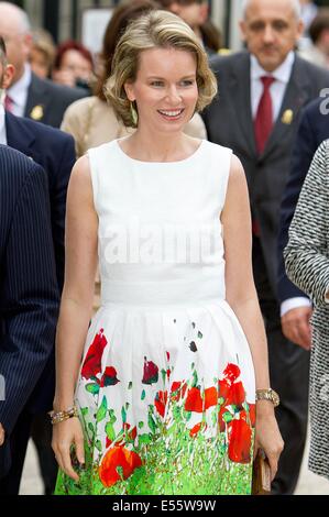 Bruxelles, Belgique. 21 juillet, 2014. La Reine Mathilde de Belgique visiter la salle debout à l'occasion de la Fête Nationale de Belgique à Bruxelles, Belgique, 21 juillet 2014. C'est la première journée nationale pour le Roi Philippe comme roi. Photo : Albert Nieboer/ /afp -AUCUN SERVICE DE FIL-/dpa/Alamy Live News Banque D'Images