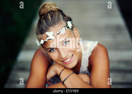 Jeune femme en robe blanche sur une passerelle Banque D'Images