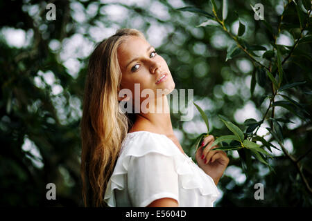 Portrait of young woman looking at camera Banque D'Images