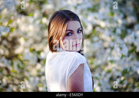 Portrait d'une jeune femme avec des fleurs de cerisier Banque D'Images