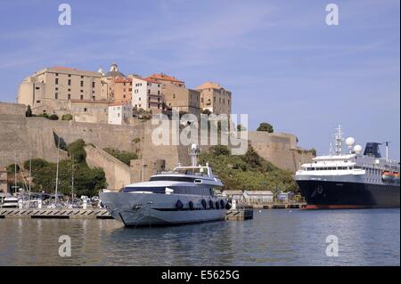 Calvi, Corse, France, le port et le 15e siècle citadelle génoise Banque D'Images