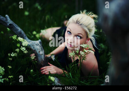 Portrait of young woman looking at camera Banque D'Images