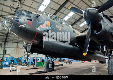 Lancaster NX611 juste Jane dans son hangar à l'ex-RAF aviation à East Kirkby Lincolnshire. Elle est progressivement rétabli à voler. Banque D'Images