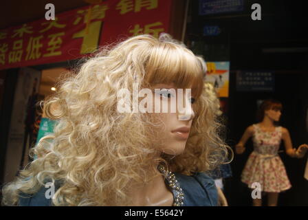 Des modèles de mode dans le magasin de vêtements, à Shenzhen, Chine Banque D'Images