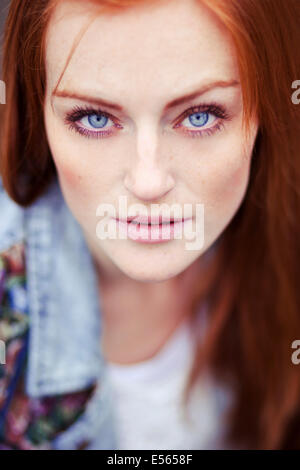 Portrait of young woman looking at camera Banque D'Images