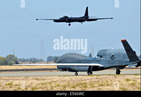 Un RQ-4 Global Hawk circule sur la ligne de vol comme un U-2 Dragon Lady est un avion espion son approche finale sur terre à Beale Air Force Base, le 17 septembre 2013 à Maryville, en Californie. Le RQ-4 et U-2 sont l'Armée de l'air à haute altitude principal du renseignement, surveillance et reconnaissance des avions. Banque D'Images