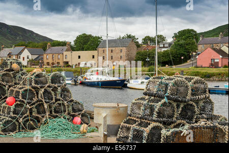 Le homard et le crabe à la nasse empilés sur HELMSDALE HARBOUR SUTHERLAND EN ÉCOSSE Banque D'Images