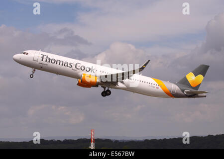 Thomas Cook airlines Airbus A321 décollant de l'aéroport de Bristol en juillet 2014 Banque D'Images