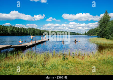 L'été en Suède - les personnes bénéficiant d'une journée ensoleillée au bord d'un lac Banque D'Images