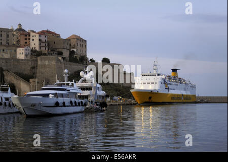 Calvi, Corse, France, le port et le 15e siècle citadelle génoise Banque D'Images