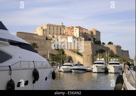 Calvi, Corse, France, le port et le 15e siècle citadelle génoise Banque D'Images