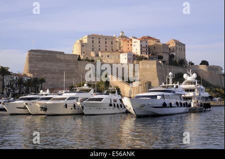 Calvi, Corse, France, le port et le 15e siècle citadelle génoise Banque D'Images