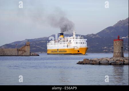 France, Corse, Calvi, un ferry entre dans le port Banque D'Images