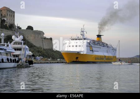 France, Corse, Calvi, un ferry entre dans le port Banque D'Images