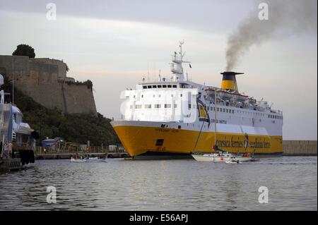 France, Corse, Calvi, un ferry entre dans le port Banque D'Images