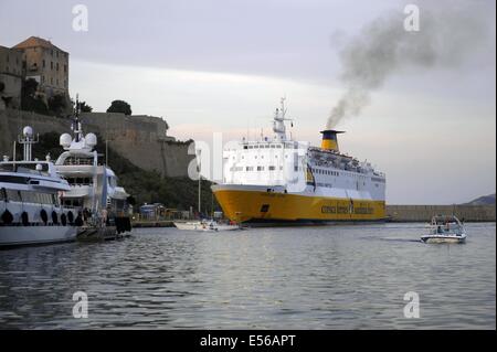 France, Corse, Calvi, un ferry entre dans le port Banque D'Images