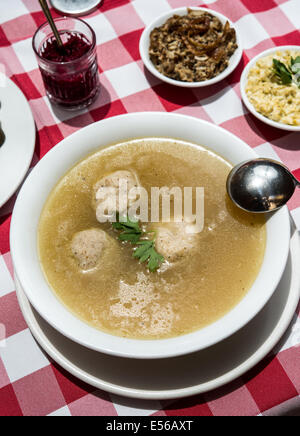 Soupe au poulet avec juif Matzo Balls Banque D'Images