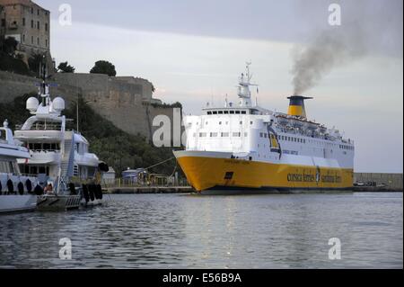 France, Corse, Calvi, un ferry entre dans le port Banque D'Images