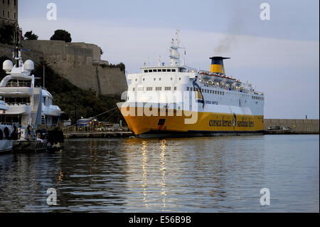 France, Corse, Calvi, un ferry entre dans le port Banque D'Images