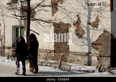 Mur de briques de la rue couple russe à pied Banque D'Images