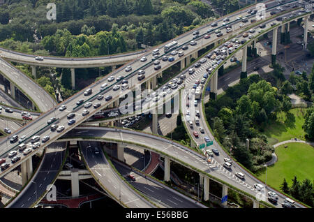 Les voitures sont coincées dans la circulation congestionnée à l'heure de pointe de l'après-midi, vue d'en haut de cette image aérienne de l'autoroute Yanan à l'échangeur avec la North South Expressway à l'ouest de Shanghai, par une journée exceptionnellement claire, Banque D'Images