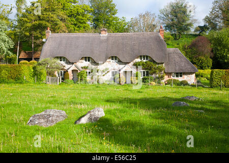 Historique deux chaumières jumelée au village Lockeridge, Wiltshire, Angleterre Banque D'Images