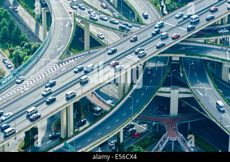Les voitures sont coincées dans la circulation congestionnée à l'heure de pointe de l'après-midi, vue d'en haut de cette image aérienne de l'autoroute Yanan à l'échangeur avec la North South Expressway à l'ouest de Shanghai, par une journée exceptionnellement claire, Banque D'Images