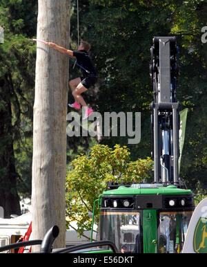 Powys, Pays de Galles, Royaume-Uni. 22 juillet, 2014. L'escalade de poteaux gallois Championships au Royal Welsh Show, Builth Wells Powys. Championnats de l'escalade de poteaux gallois Royal Welsh Show 2014. Course des concurrents en place d'un pôle de 80 pieds en 15 secondes ! La plupart des concurrents sont des travailleurs forestiers, mais il y a un constructeur et vechilce technicien qui sont également en concurrence. Credit : Barry Bullough/Alamy Live News Banque D'Images