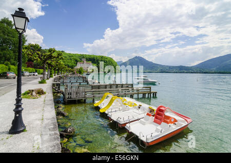 Bateaux le long de la rive du lac d'Annecy, à Menthon-Saint-Bernard, Annecy, Haute-Savoie, Rhône-Alpes, France Banque D'Images