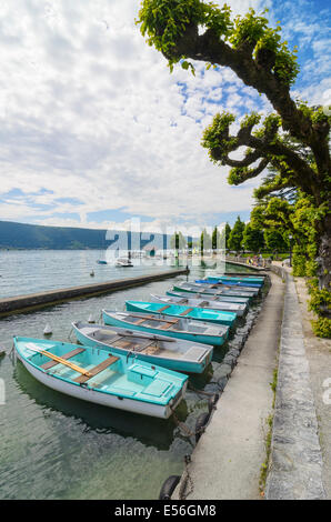 Bateaux le long de la rive du lac d'Annecy, à Menthon-Saint-Bernard, Annecy, Haute-Savoie, Rhône-Alpes, France Banque D'Images