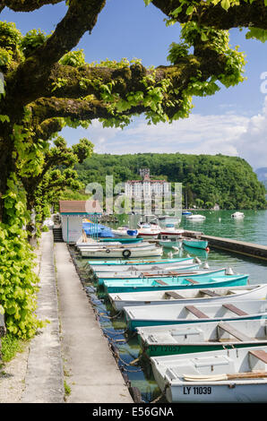 Bateaux le long de la rive du lac d'Annecy, à Menthon-Saint-Bernard, Annecy, Haute-Savoie, Rhône-Alpes, France Banque D'Images