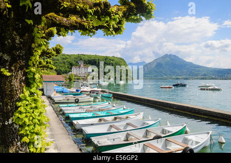 Bateaux le long de la rive du lac d'Annecy, à Menthon-Saint-Bernard, Annecy, Haute-Savoie, Rhône-Alpes, France Banque D'Images