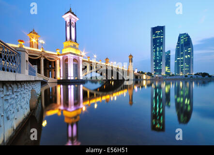 Vue nocturne de Putrajaya Kuala Lumpur, en Malaisie. Putrajaya est la nouvelle capitale administrative de Malaisie Banque D'Images