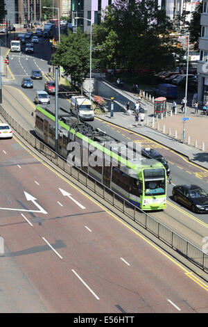 Un tramway sur le Croydon Tramlink system voyages sud sur Wellesley Road dans le centre-ville de Croydon Banque D'Images