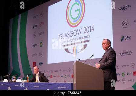 Centre de presse principal de SECC, Glasgow, Écosse, Royaume-Uni, mardi, 22 juillet 2014. Alex Salmond, premier ministre écossais, à droite, et Stewart Harris, chef de la direction de SportScotland, à gauche, lors d'une conférence de presse pour accueillir officiellement à Glasgow 2014 les médias accrédités par les Jeux du Commonwealth à Glasgow Banque D'Images