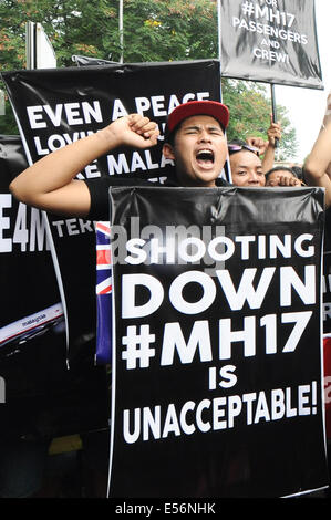 Kuala Lumpur. 22 juillet, 2014. Les manifestants crier des slogans exigeant la justice pour les victimes de vol Malaysia Airlines MH17 lors d'un rassemblement tenu par la décision de la Malaisie United Malays National Organisation (UMNO) Aile jeunesse à l'extérieur de l'ambassade de Russie et l'Office des Nations Unies à Kuala Lumpur le 22 juillet 2014. Rallyes sont détenus par l'UMNO aile jeunesse en dehors des ambassades russes et ukrainiens à Kuala Lumpur, exigeant une justice l'enquête de l'accident de la Malaysian Airlines Flight MH17. Credit : Chong Chung Voon/Xinhua/Alamy Live News Banque D'Images