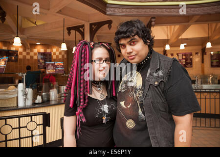 Goth couple portant des vêtements noirs, des bijoux cloutés, et des piercings. Banque D'Images